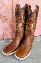 Load image into Gallery viewer, Circle G- Peacock Embroider Western Boots
