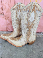 Load image into Gallery viewer, Corral- White Boot With Gold Embroidery
