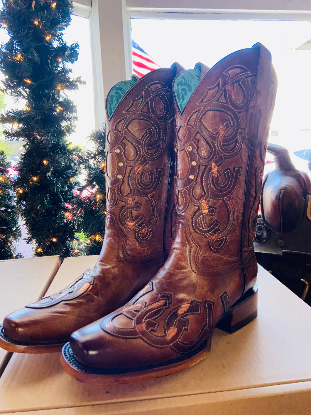 Corral Ladies Brown Horseshoe Overlay With Embroidery And